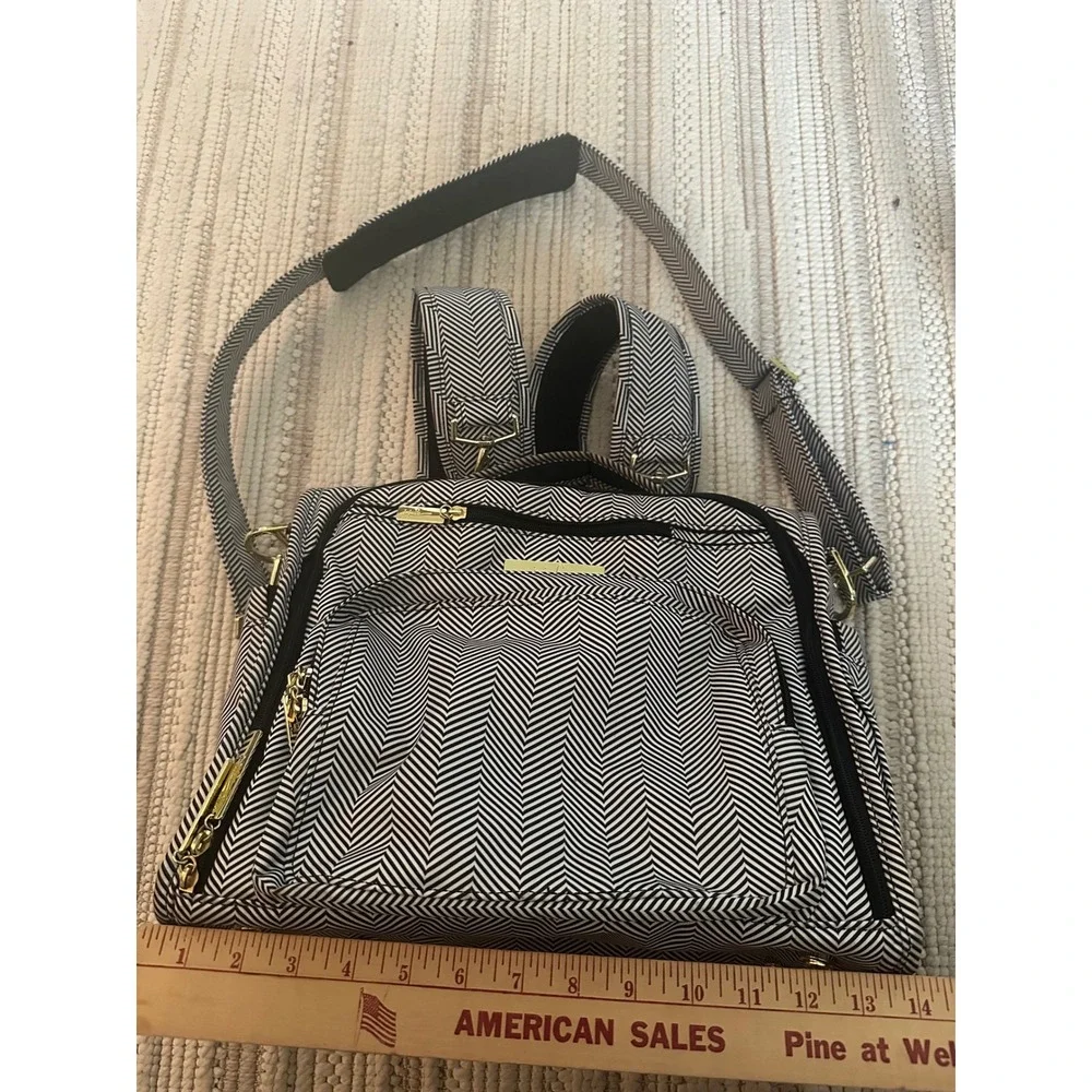 Jujube Diaper Backpack/Shoulder bag. Gender Neural/Black&White